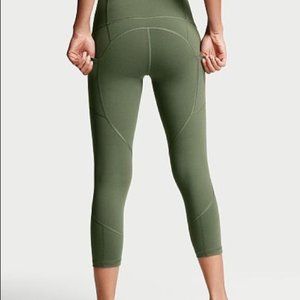 Victoria Secret Green Knockout Capri Leggings